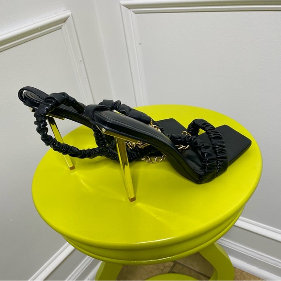 Chic Comfort: Size 10 Black and Gold Heels by Cape Robbi - Picture 4 of 6